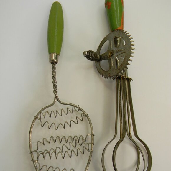 Vintage 1923 Patent A&J Hand Crank Egg Beater Green Wood Handle – Matching Wisk - Picture 1 of 8